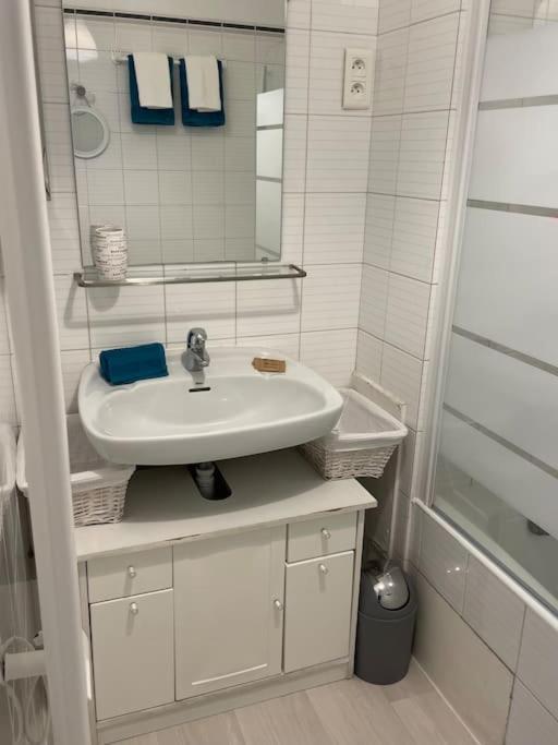 Appartement Vue Mer, 5Min A Pied De La Plage, Parking Prive Vallauris Exteriör bild